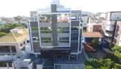 Cobertura duplex, finamente mobilhada, com um vist