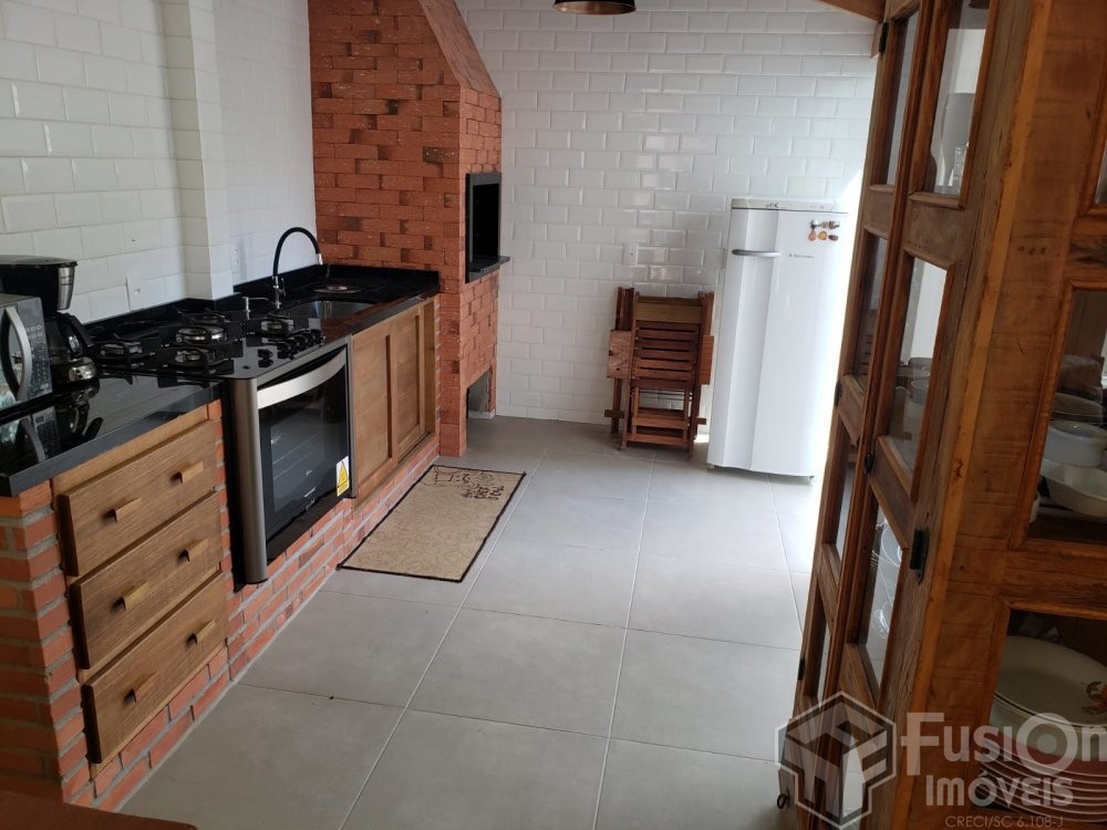 Sobrado no Residencial Cores do Mariscal  220m da