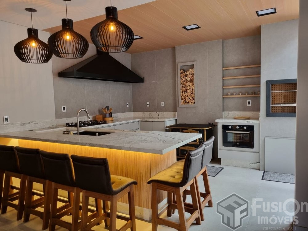 Excelente Sobrado Mobiliado em Zimbros