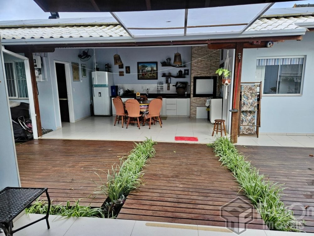 Casa Familiar com Piscina Privativa em Zimbros