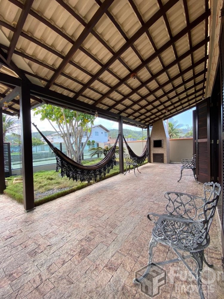 Casa Quadra Mar Zimbros 100 metros do Mar