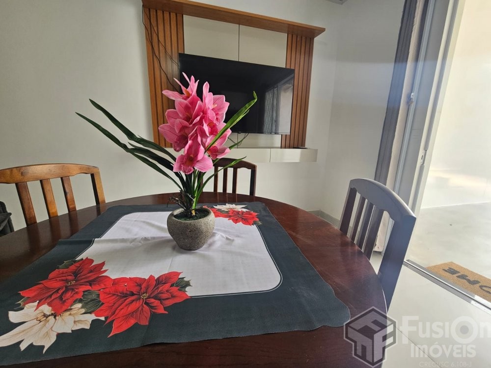 Casa � 500m da Praia de Zimbros