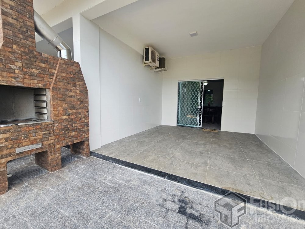 Casa � 500m da Praia de Zimbros